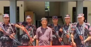 যশোরে বিজিবির অভিযানে স্বর্ণের বারসহ আটক ১